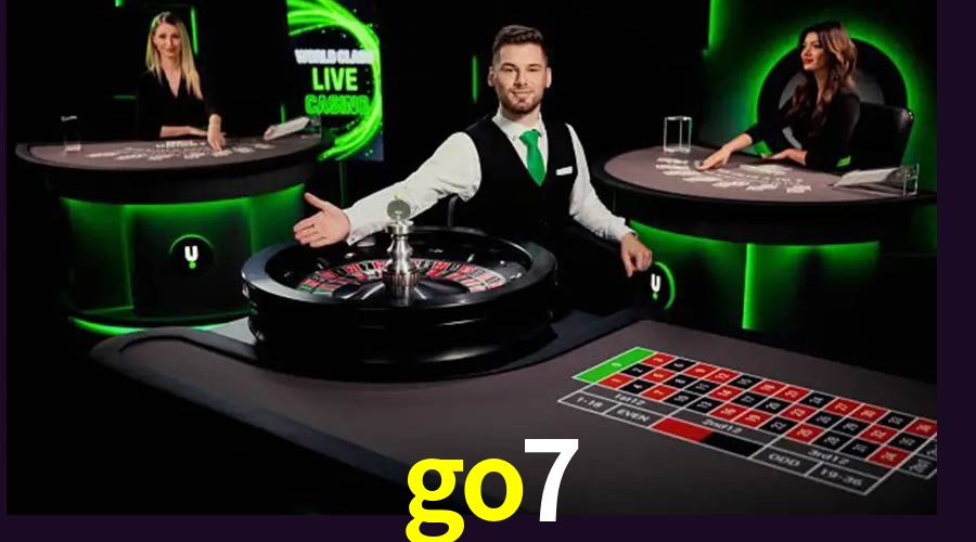 Escena dinámica inspirada en casino con iluminación go7, cartas, fichas e íconos de juegos digitales en un espacio moderno de juegos.